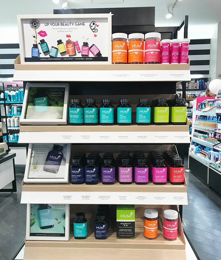 【RED CARPET HUM】カラフルなボトルたちが棚を埋める。