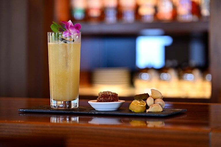 「ロビーラウンジ＆バー」の新たな名物カクテル“ヌチグスイ” 2,300円。
