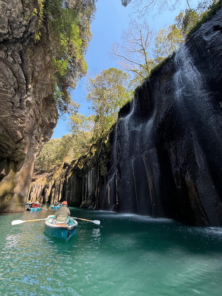 右側に水が滴り落ちているが、真名井の滝の本流はその先。