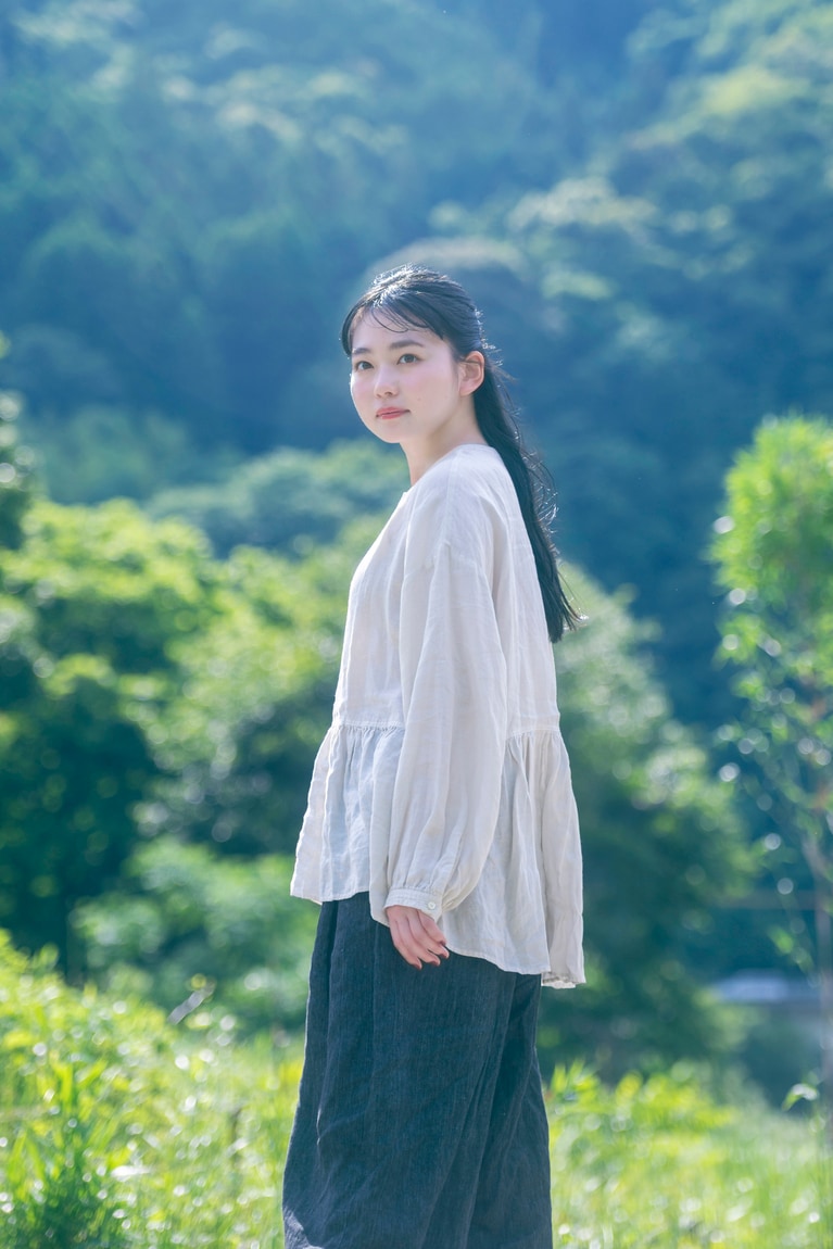 【俳優・山田杏奈がネストローブをまとう】徳島の風が肌に触れる、“心地よさの源泉”を巡る旅