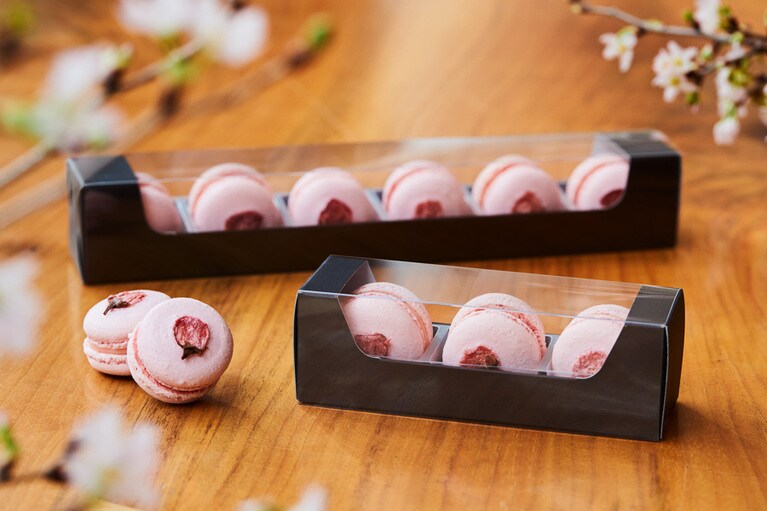桜マカロン 3個 1,250円 6個 2,400円。
