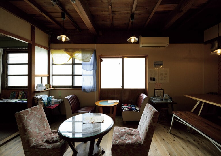 入り口奥のカフェスペースは昭和レトロな空間。