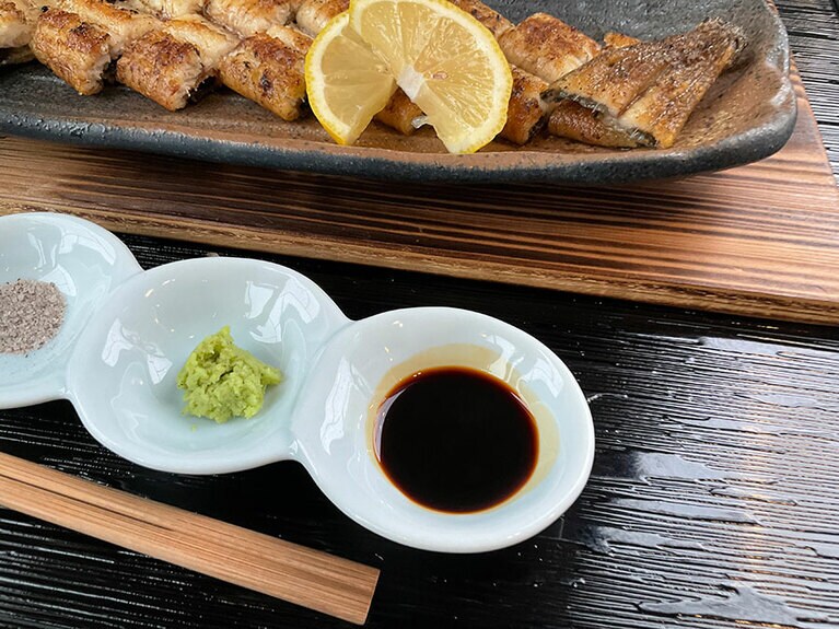 シンプルにそのまま、そしてレモンをしぼったり、山葵、藻塩、醬油を組み合わせたり、好みの食べ方を探ってみて。