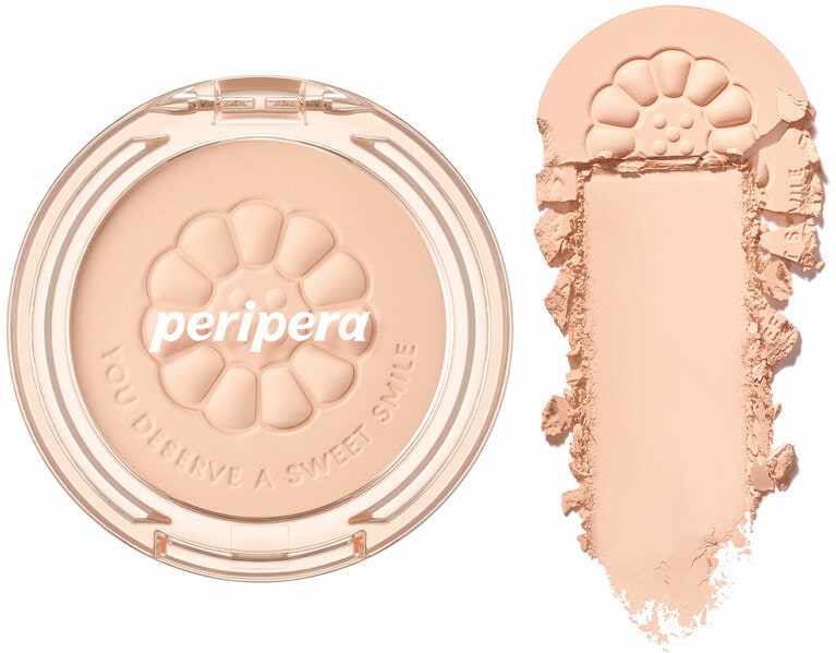 ピュアな印象を強めるパステルカラーの単色チーク。マットでキメ細かい粉が秀逸。セバムパウダーが汗や皮脂を抑えて、長時間色をキープ。ひとさじだけピンクを垂らしたようなヌーディーベージュの、ピュア ブラッシュド サンシャイン チーク 22 クリーミーヌード 840円／ペリペラ