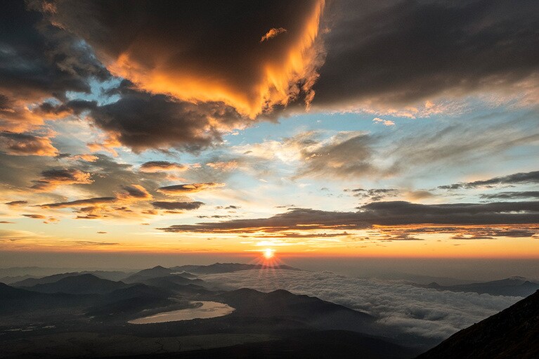 八合目付近でも、山頂に負けないご来光を眺めることができる。日の出後、明るくなってから登り始めるのが「グラマラス富士山登山」の鉄則。
