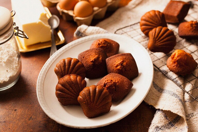 左：マドレーヌ・エシレ、右：フィナンシェ・エシレ 各324円。