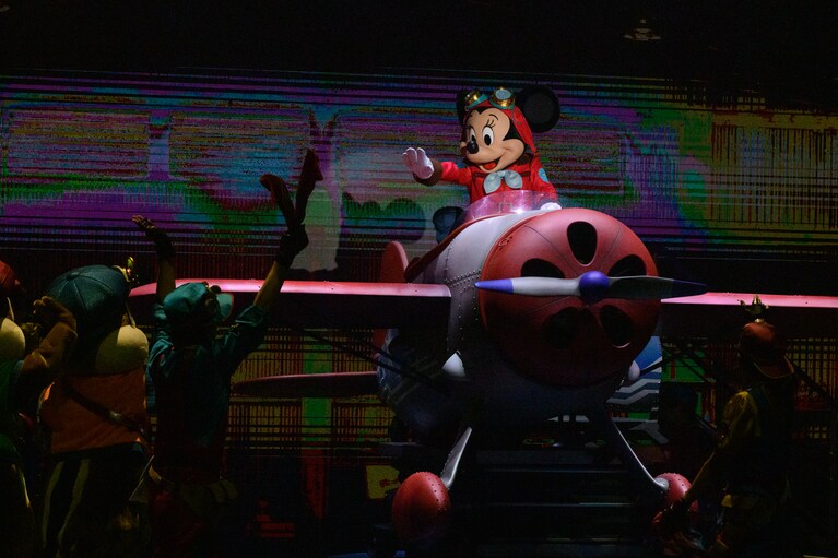 飛行機に乗り込んだミニー