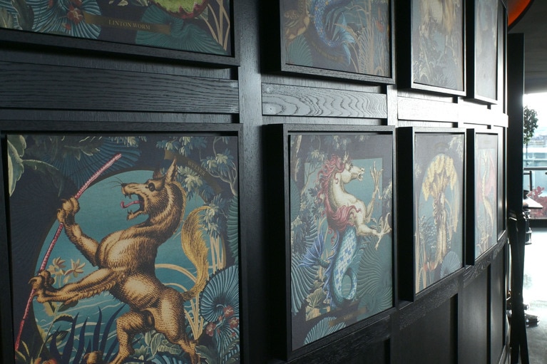 ミステリアスな世界へと導いてくれます。