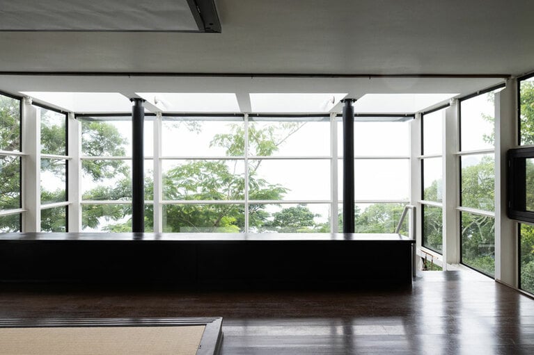 2階からの眺め。開放的な空間で、自然を全身で感じられる造りになっている。