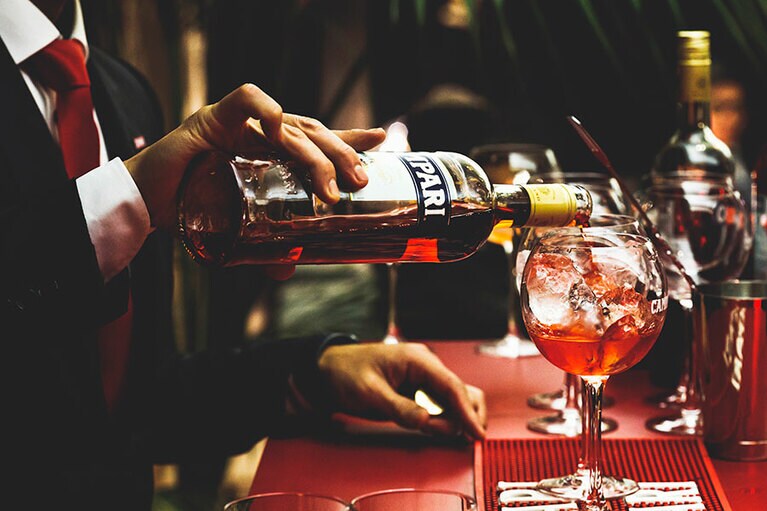 会場内のバーコーナーではカンパリを使ったカクテルがふるまわれた。