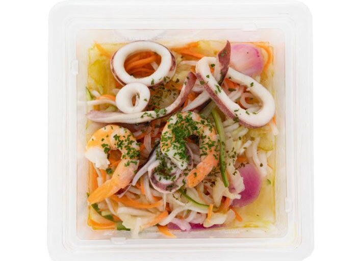 成城石井自家製 海老とイカと6種野菜のマリネ 1パック 税込539円。