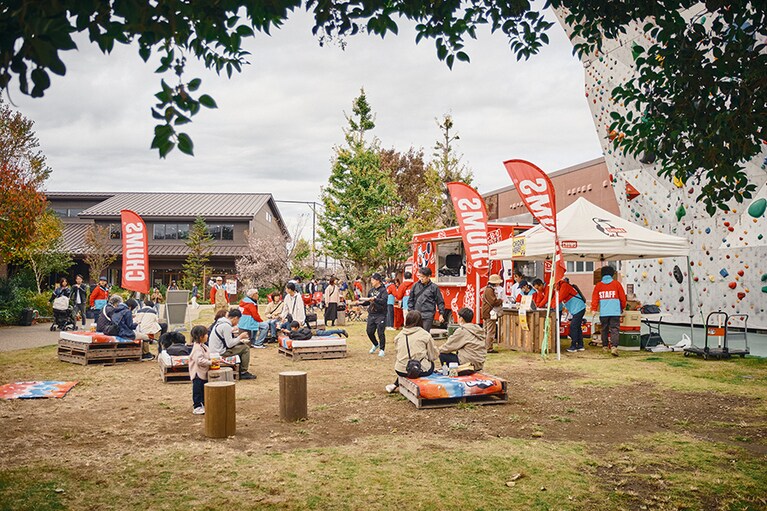 のんびり過ごしてほしいので、キッチンカーの近くの椅子は、自由に座れるような椅子の形にこだわった。