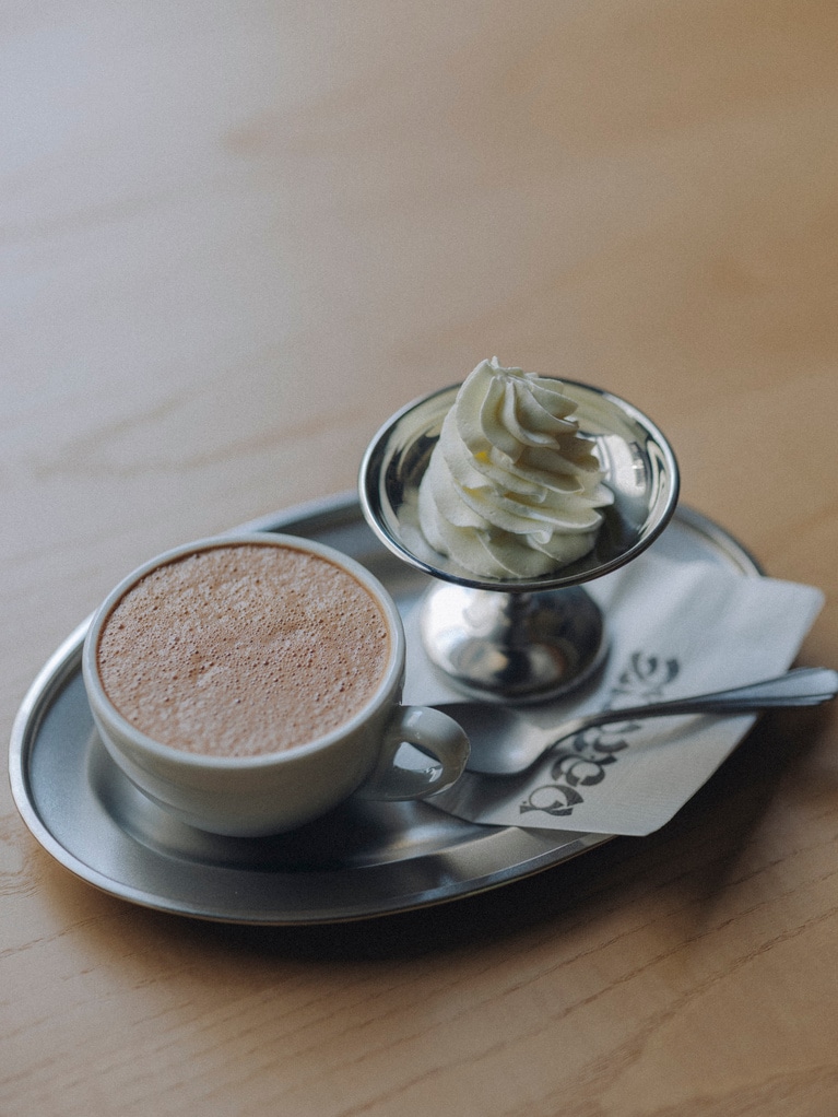 「ショコラショー」。ホットにはホイップ、アイスにはバニラアイスを添えて。ドリンクメニューはすべて終日オーダー可能。