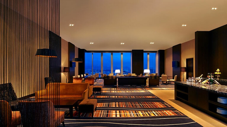 ゆったりとしたエグゼクティブ クラブ ラウンジ。