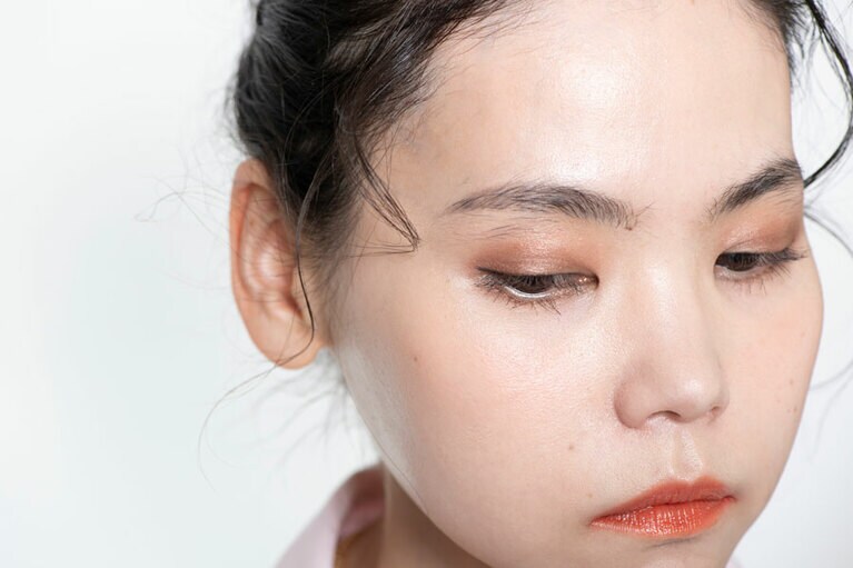 ライトブラウンのアイシャドウをアイホール全体に広げ、締め色のブラウンを二重幅に重ねる。下まぶたにはベージュのアイシャドウをのせる。マスカラは上下に、アイラインもしっかり引く。