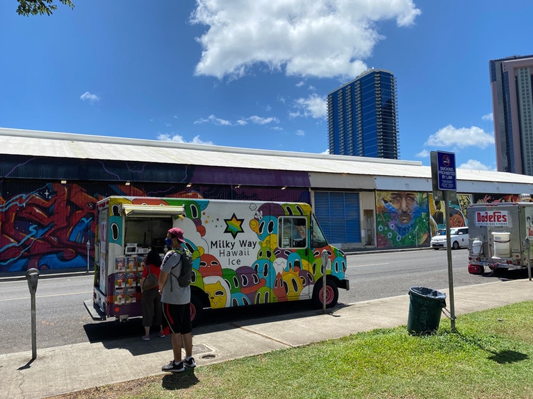 ウォールアートの町カカアコの公園横が定位置です。