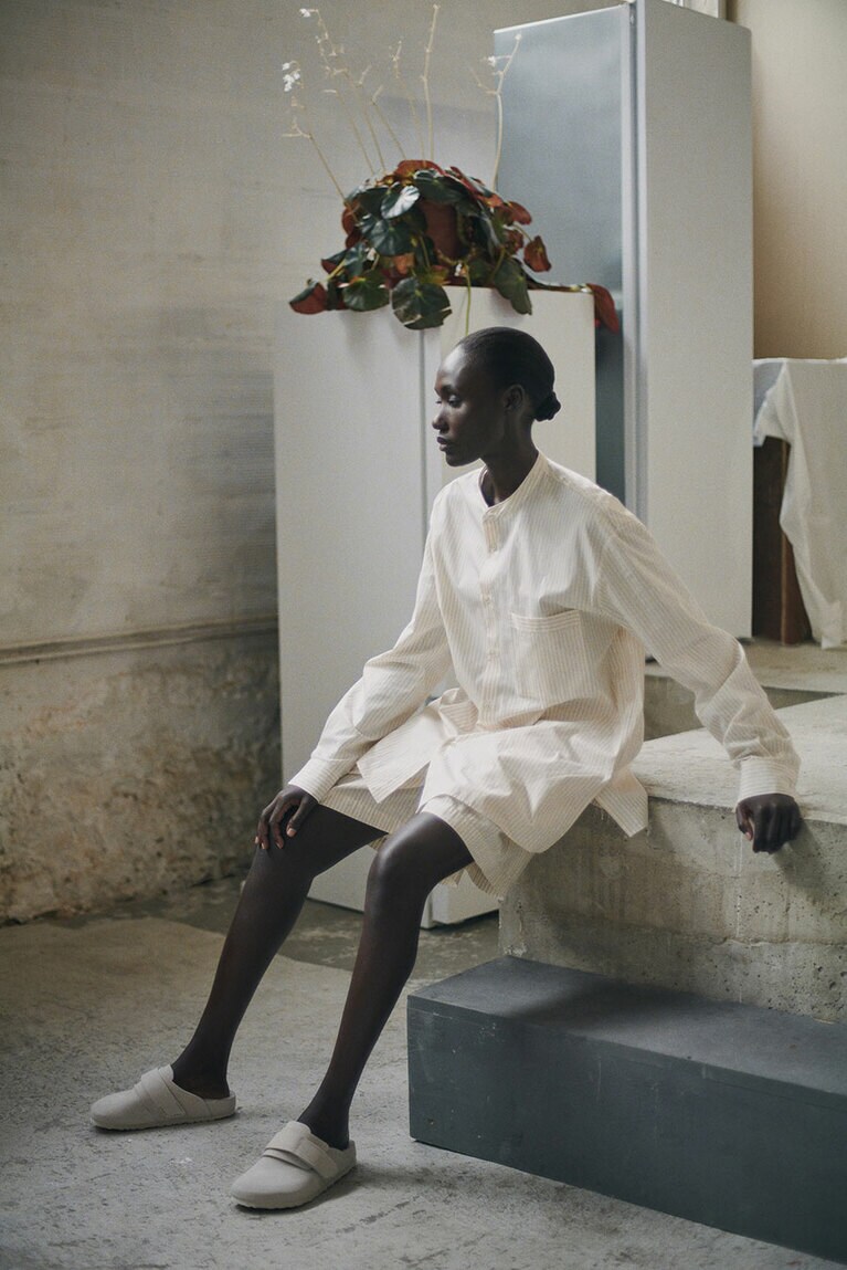 スリーピングシャツ 31,900円、ショーツ 23,100円、シューズ「Nagoya」78,100円。