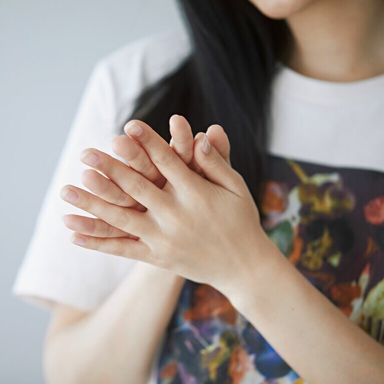 【オイル＆バームのダブル使いスタイリング STEP①】オイルを髪の長さに合わせて適量をとり、両手の指の間まで薄く均一に広げる。