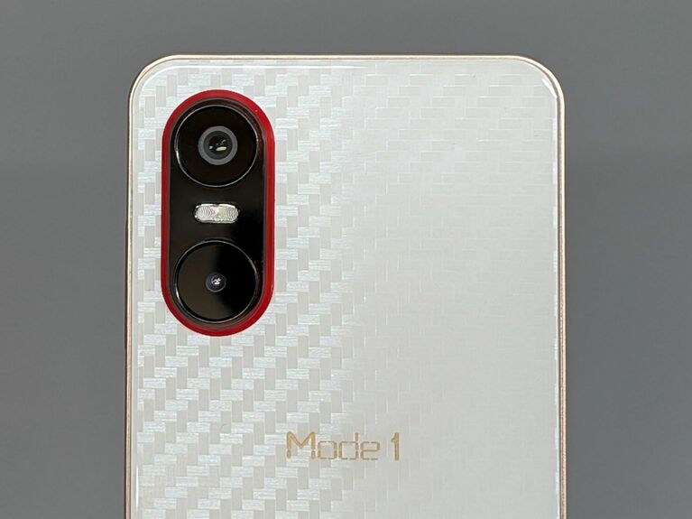 カメラは標準＋近接撮影用のマクロという構成。背面からは若干突出します