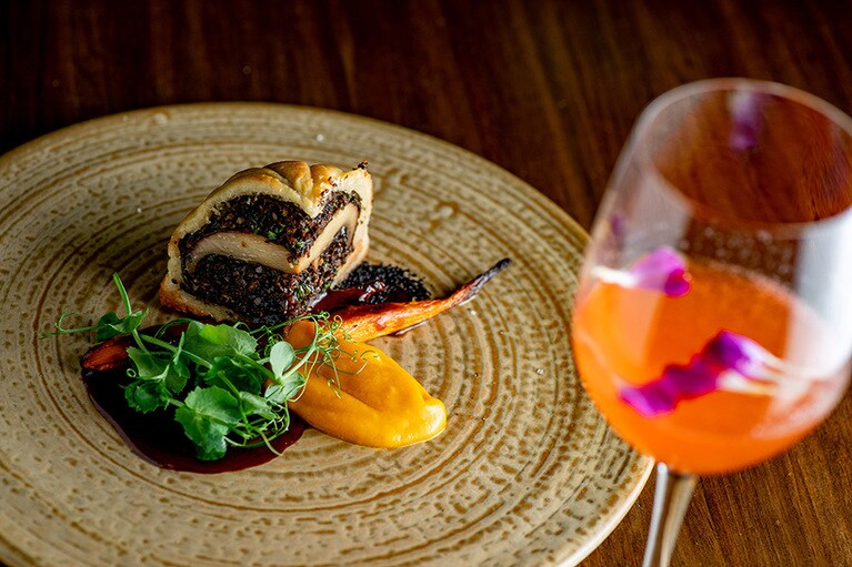 まず見た目にニッコリし、口に運んで、素材の組み合わせの妙にビックリ。