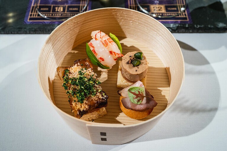 ペアリングフードは駅弁スタイルで提供された。