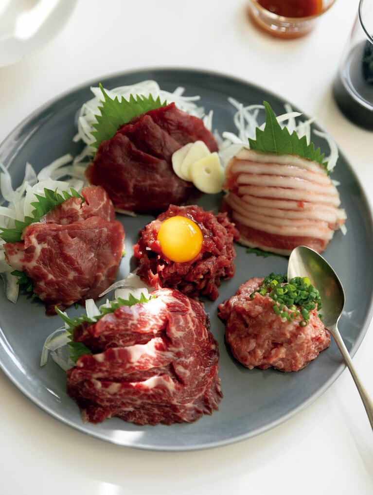 霜降り、ロース、赤身、フタエゴ、赤身ユッケ、桜うまトロを食べきりサイズでそれぞれパック。　スライス6種バラエティーセット 270g（刺身用･ユッケ用のタレ付き）4,980円（送料込）／馬肉専門店 菅乃屋