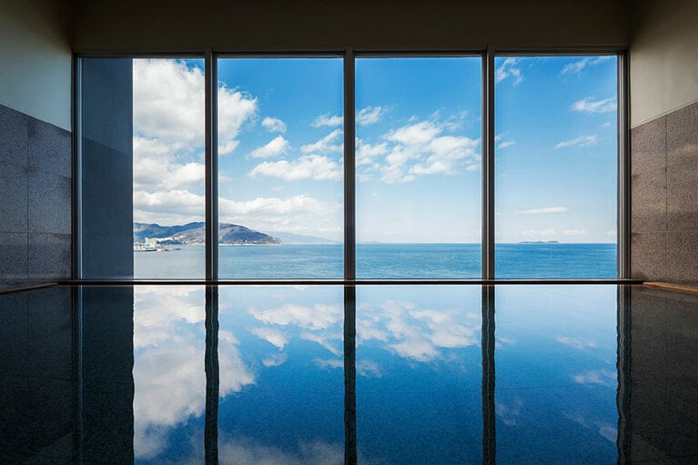 太平洋を眺める大浴場。