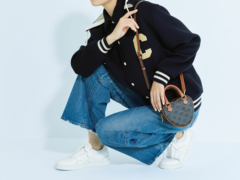 ミディアム コーリン バッグ H14.5×W12×D5cm 176,000円、ブルゾン 467,500円、デニム 89,100円、スニーカー 83,600円(すべて予定価格)／セリーヌ バイ エディ・スリマン(セリーヌ ジャパン)