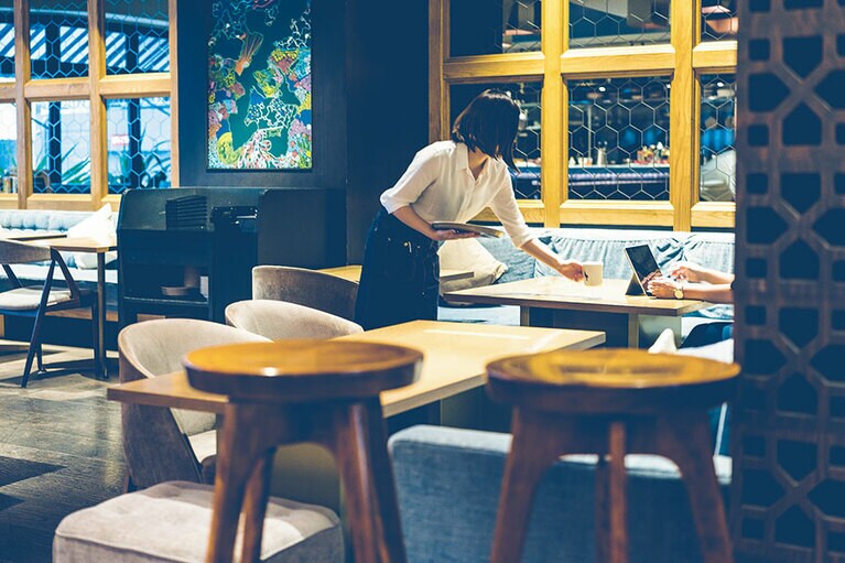 ［ESTINATE HOTEL］宿泊者だけでなく、多様な人が訪れるラウンジ。