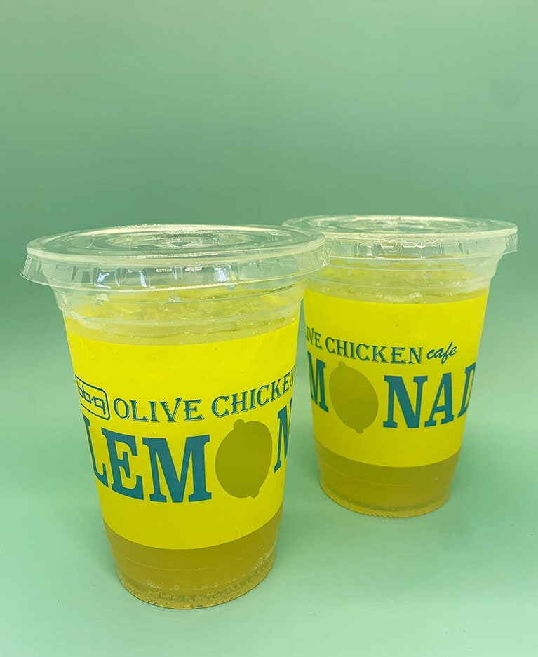 こちらも名物、チキンに合うために作られたかのような「生搾りレモネード」。サッパリしていて、程よい酸味がとても美味しい！　左から：スパークリング、ウォーター 各290円、セット価格 各190円(ともに税込)。