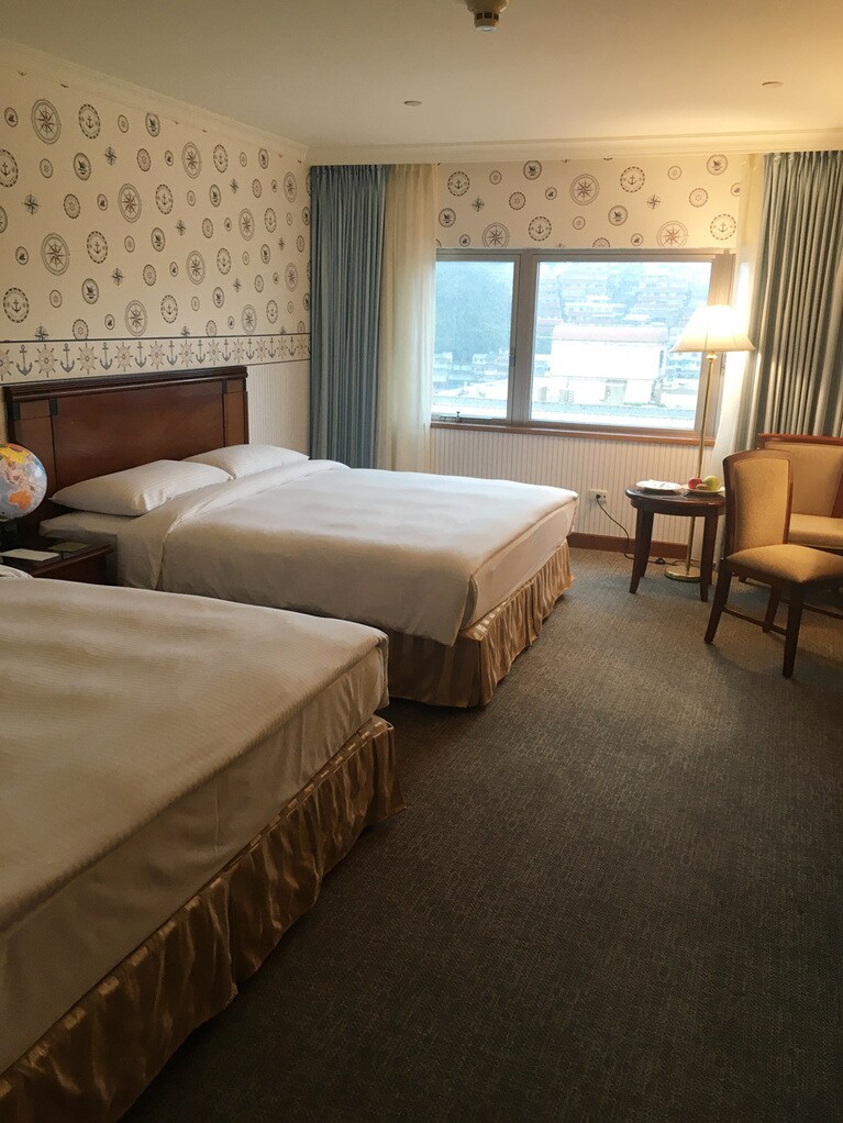 マウンテンビューのローレルファミリールーム。壁紙には船のオールなどが描かれています。