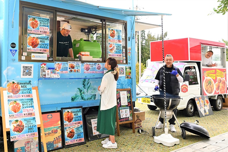 週末・休日などには、ホテル前にフードトラックが登場して楽しさ倍増！　フードトラックで購入した美味を、ラウンジやお部屋など好きな場所で。