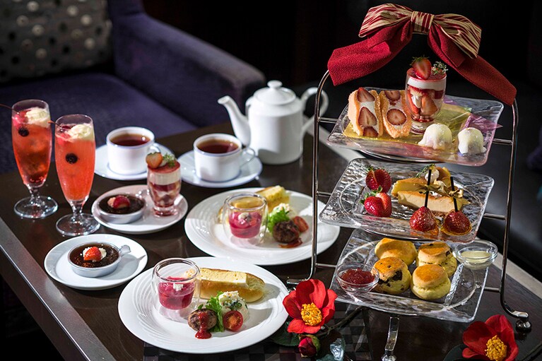 「“はいから神戸”いちごのアフタヌーンティーセット」のイメージ。1名 5,000円、いちごのクリームソーダ付(WEB予約限定) 5,900円(ともに税・サ込)。