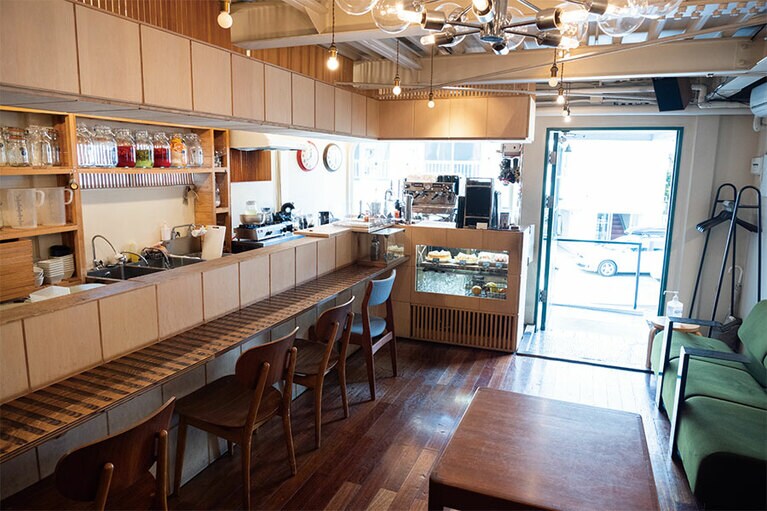 『Tokyo Kenkyo』があるのは小さな一軒家の2F。Kenkyo(けんきょ)という名前の通り、ひっそりとした場所に佇む店内はのんびり過ごすのに最適。テイクアウトを待つためのソファも。