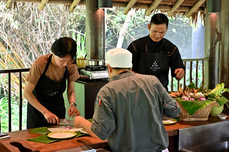 約2時間半のクッキングクラスは、オーガニックガーデンでハーブを摘むところから始まる。