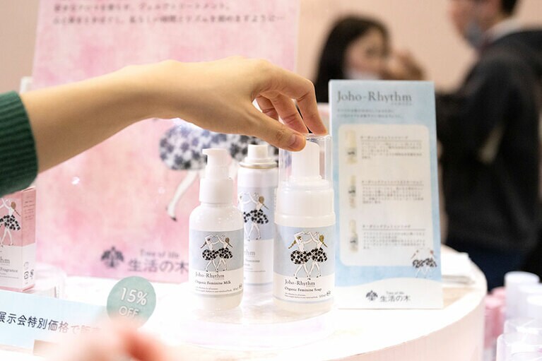 生活の木のフェムケアシリーズ「Joho-Rhythm(ジョホリズム)」のうち、デリケートゾーンを清潔に保湿し健やかに保つブルーライン。ボトルもかわいい。ゼラニウム・ブルボンなどのアロマで女性をサポートするピンクラインもある。