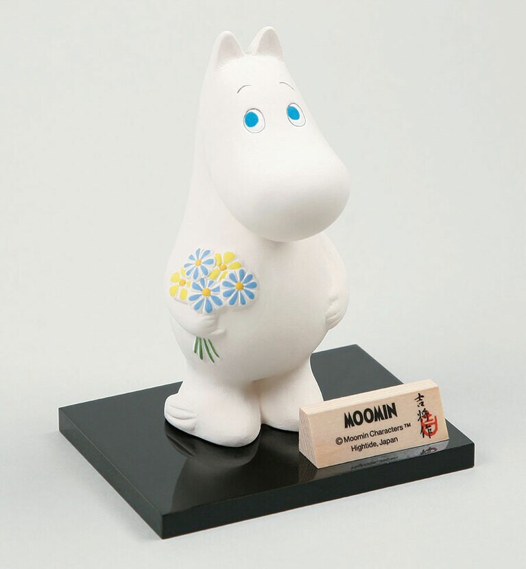 博多人形 11,000円。おすまし顔が可愛い。©Moomin Characters™