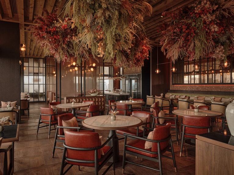 ハンギングフラワーアートがバスクの街並みを彷彿とさせる、19階「IÑAKI」。