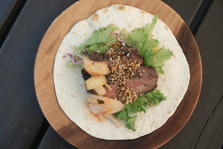 カレーと食べてもいいけれど、トルティーヤに野菜とステーキをのせ、アチャールとデュカをかけるのもおすすめ。