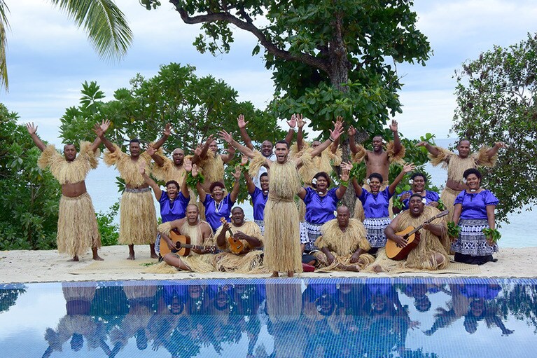 レジデンスのガーデンにて、ウェルカムソング＆ダンス。