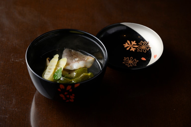 淡竹筍と天然わかめを添えたキツネメバルの吸い物。