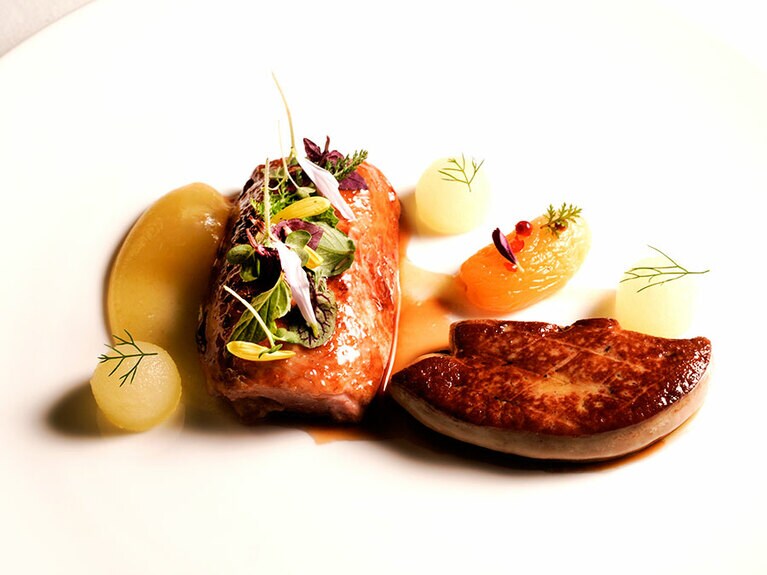 “ウズラの詰め物とフォアグラのアプリコットソース”。
