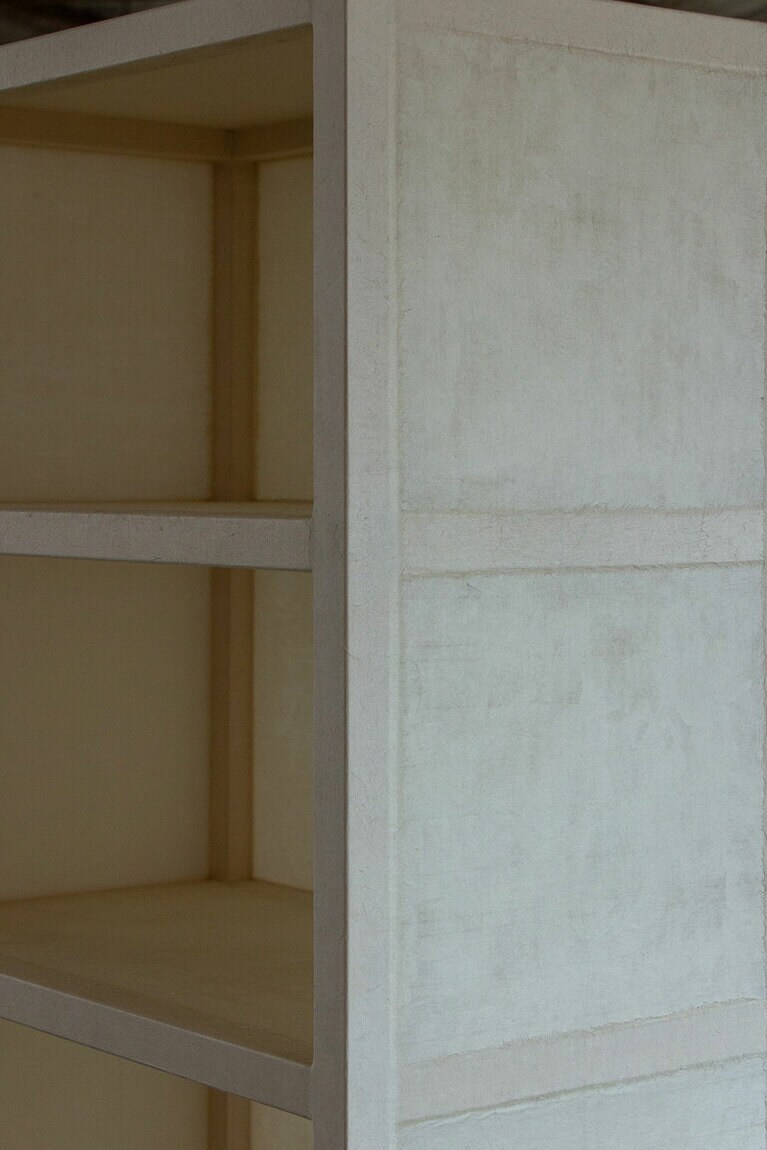 和紙を切るときに、水切りという手法を使うことで紙同士の継ぎ目を分かりにくくし、什器を和紙の皮膜が覆っているように仕上げている。