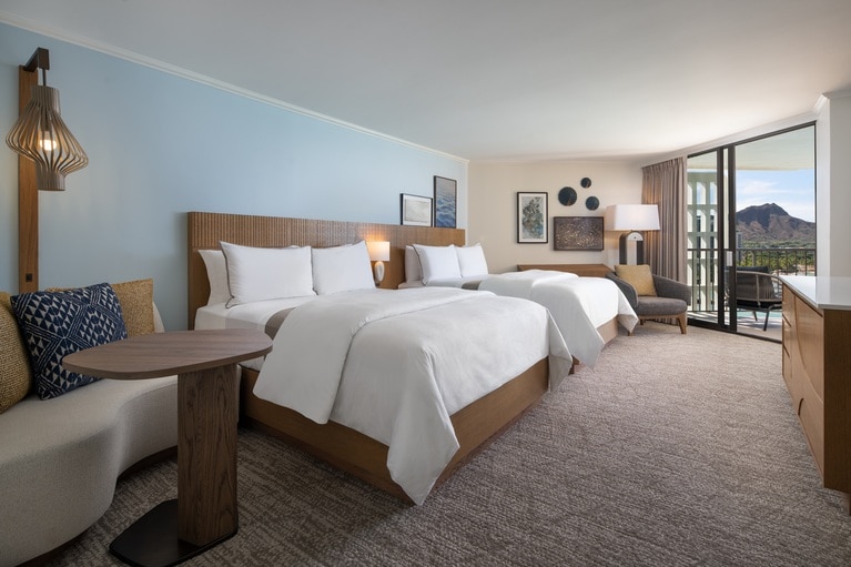 タワーウィングにあるタワーダイヤモンドヘッドオーシャンの客室（クイーンベッド2台）。©モアナサーフライダー ウェスティン リゾート＆スパ ワイキキビーチ