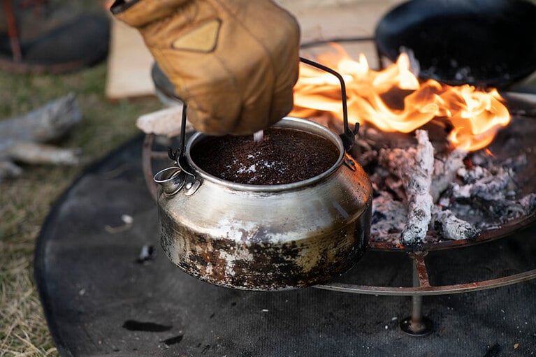 塩を入れてコーヒーの旨みを引き出す。