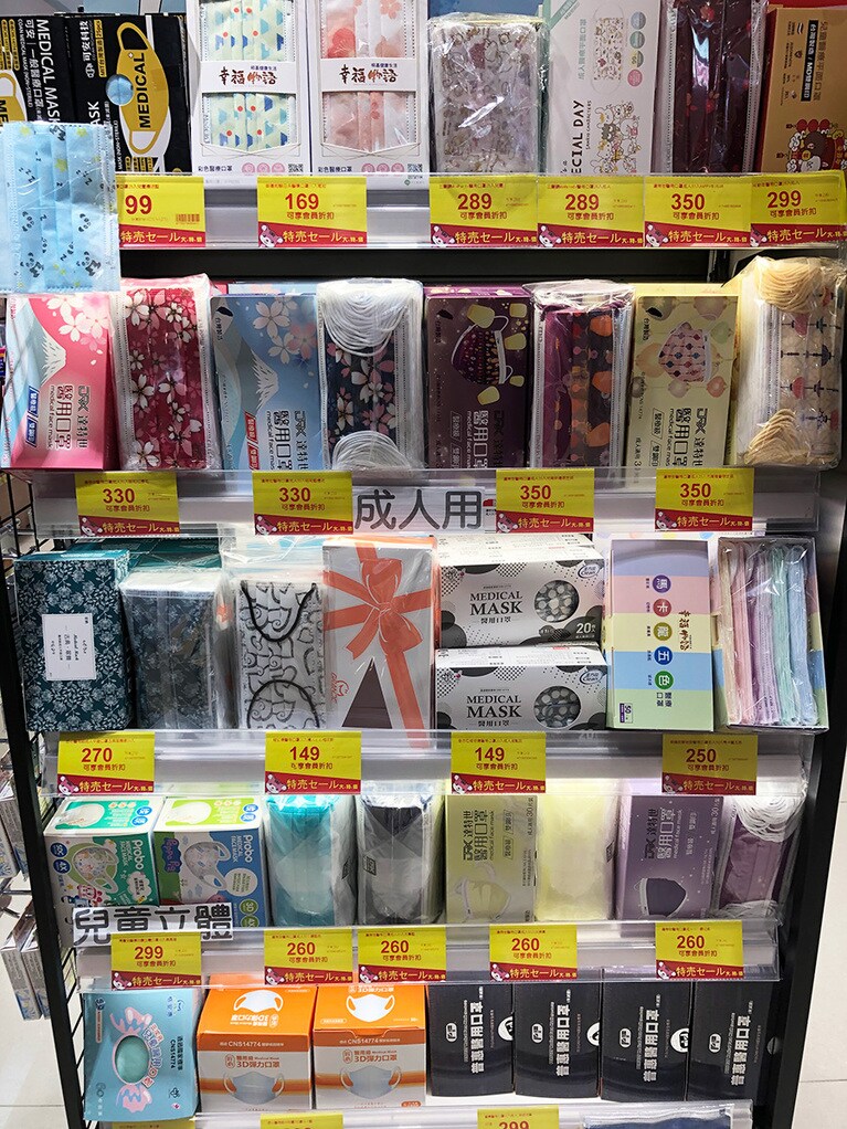 こちらはすべて医療用マスク。別注柄やキャラクターもののオリジナルを発売する薬局チェーンも。また多色入りの箱マスクが出てきたのも最近の傾向。