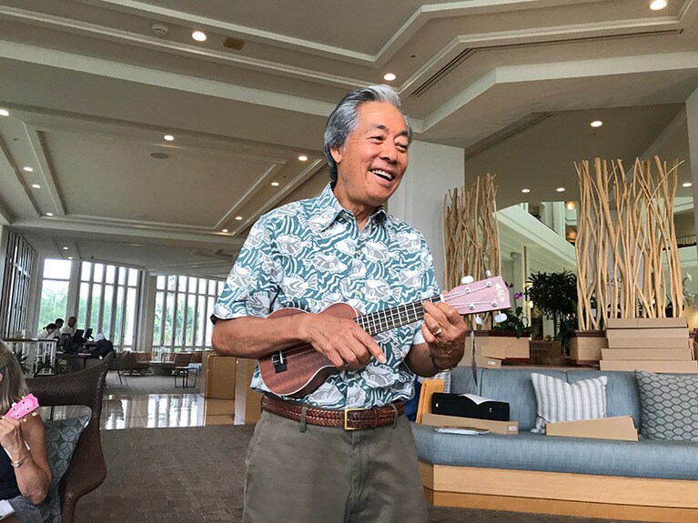 最後にロイ先生の演奏。穏やかで心和むハワイアンだ。