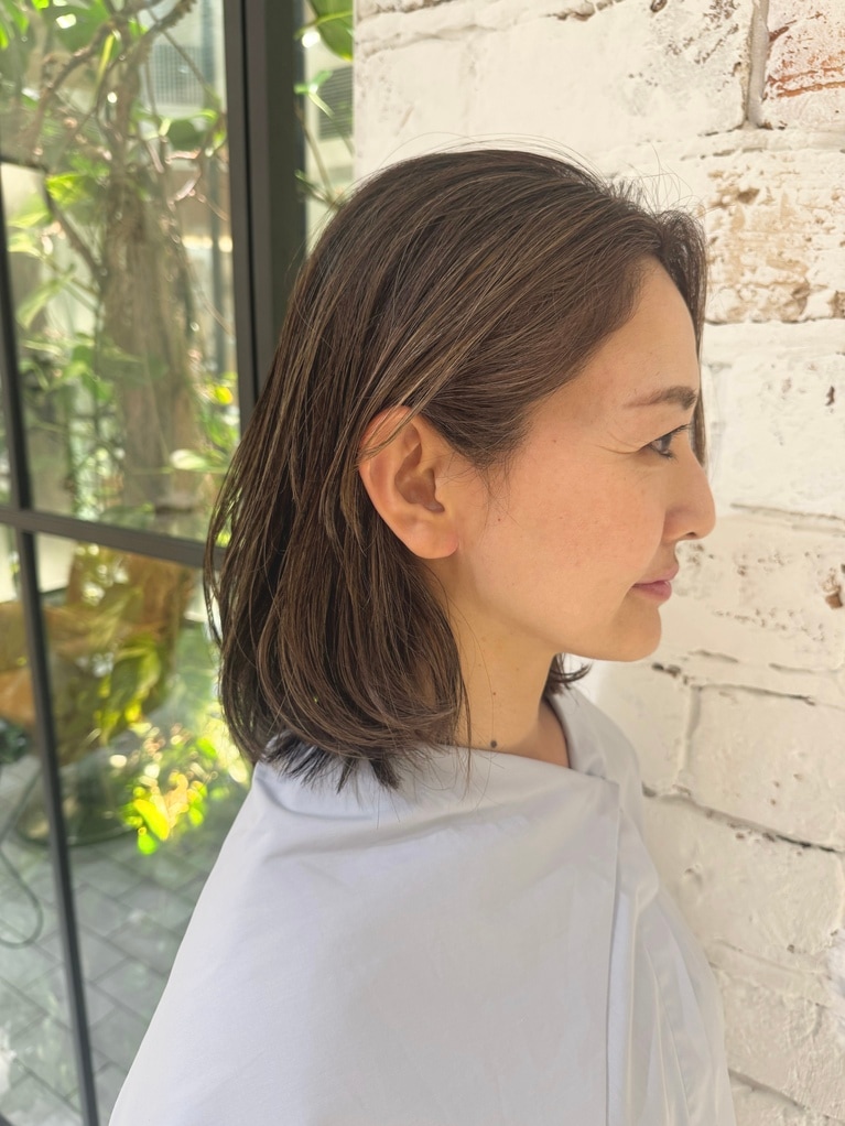 「白髪ぼかしハイライト」の施術後。顔周りの白髪が自然になじんでいる。