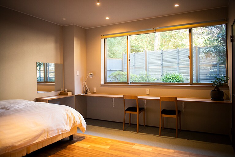 横に広いカウンターを設けた定員1人の新客室「113」はワーケーションに最適。