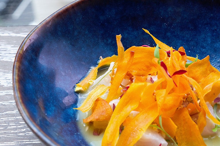 セビーチェの「クラシコ」。鯛とレッドオニオン、スイートポテト、ジャイアントコーンなどの食材をフレッシュライムのジュースにジンジャー、コリアンダー、ガーリック、ペルーのチリで和えたもの。ささっとつくれるが、味が安定しないので、ランチ用とディナー用に日に2度つくってサーブされる。150香港ドル。